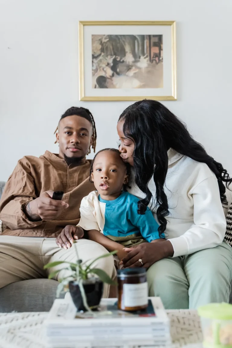 Famille regardant la télévision ensemble dans un salon