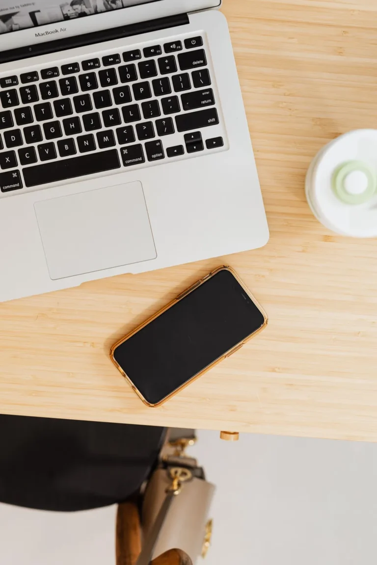 Ordinateur portable et smartphone connectés à Internet