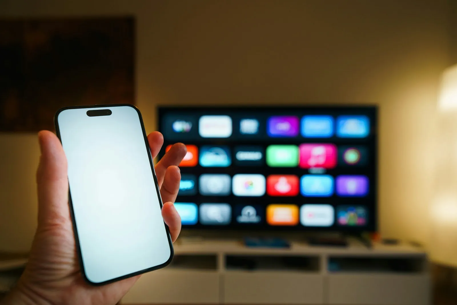 Smartphone devant une télévision connectée pour regarder des contenus IPTV