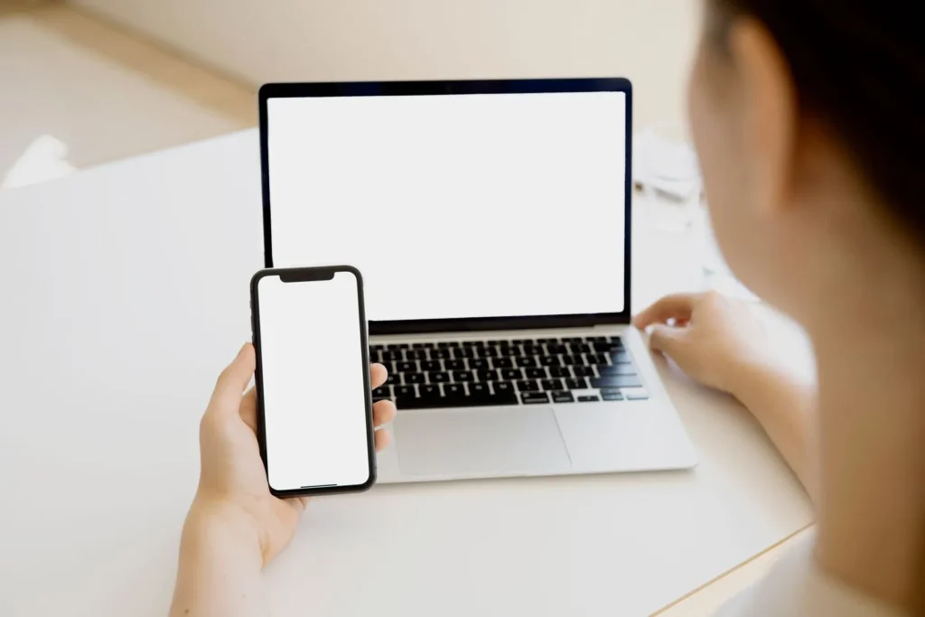 Smartphone utilisé avec un ordinateur portable