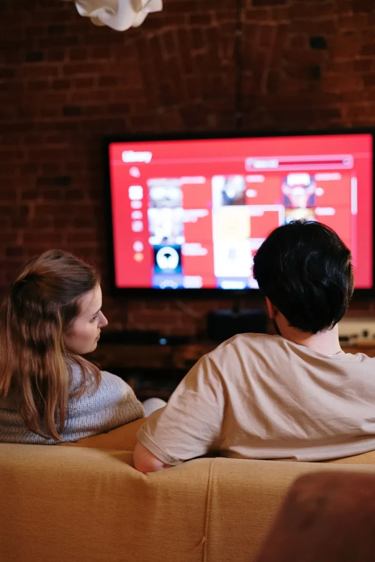 Couple regardant une télévision dans un salon